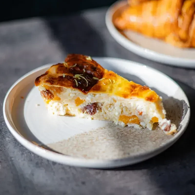 A képen egy szelet túrós rétes látható egy tányéron.