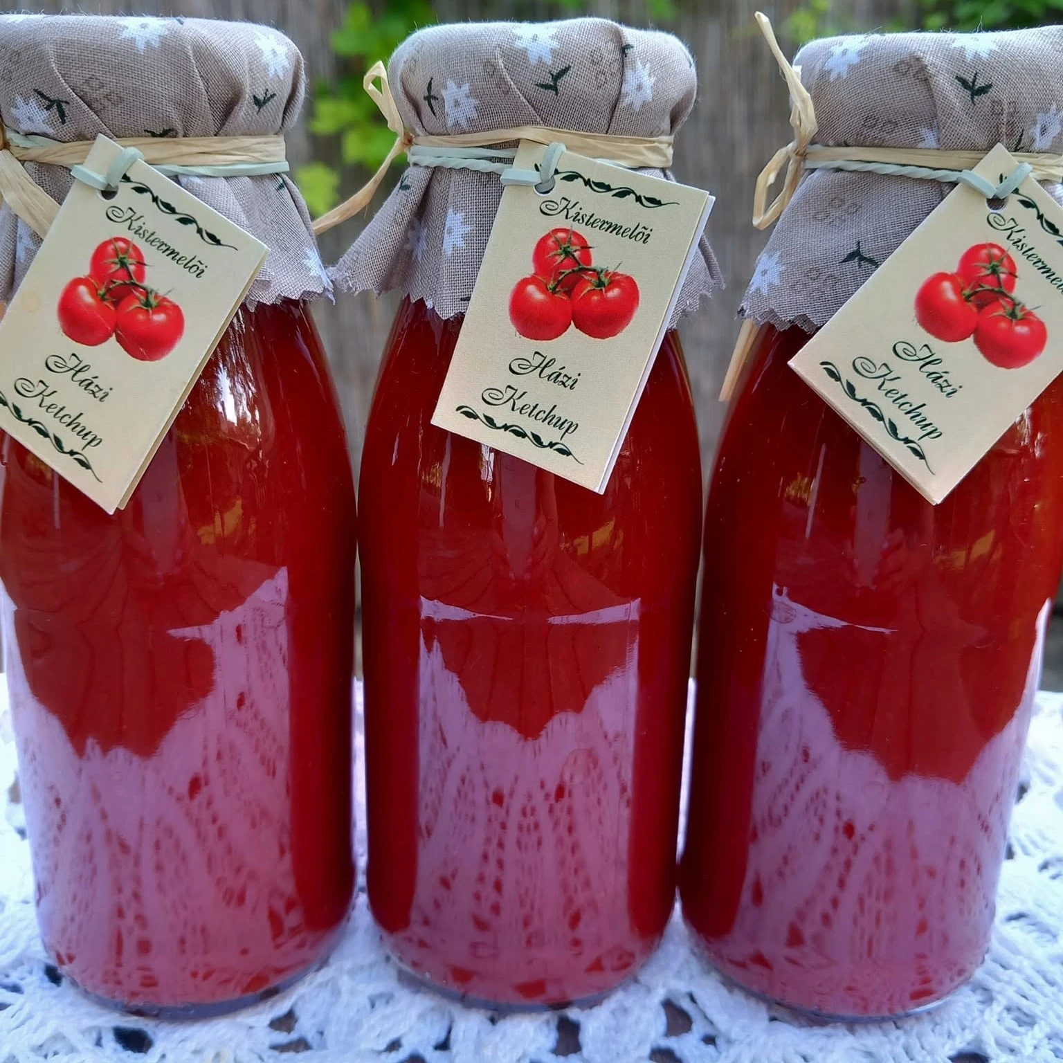 A képen 3 üveg házi ketchup látható.