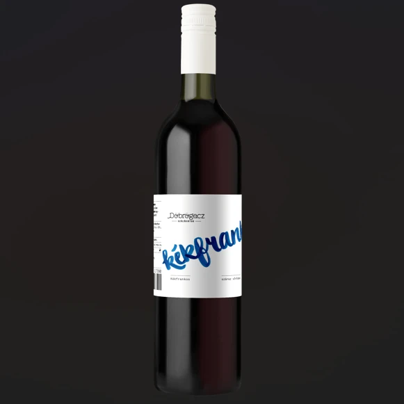 A képen egy palack Döbrögecz Kékfrankos látható.
