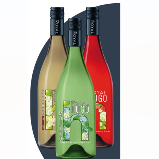 A képen 2 palack Royalsekt - Hugo látható.