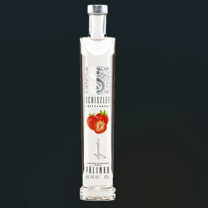 A képen egy üveg Schiszler szamóca pálinka látható.