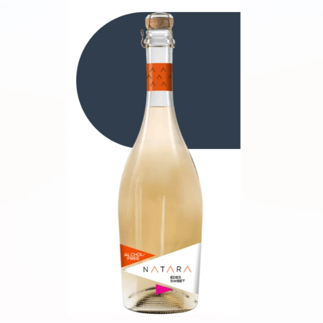 A képen egy palack Natara alkoholmentes pezsgő látható.