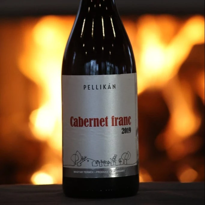 A képen egy palack Pellikán - Cabernet Franc látható.