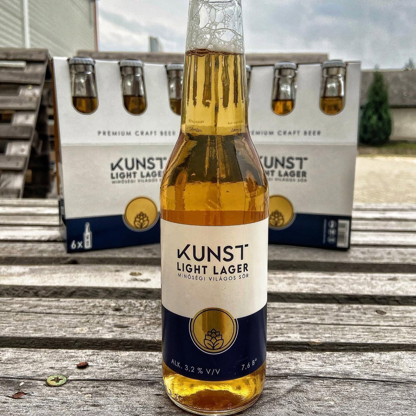 A képen egy üveg Kunst világos sör látható.