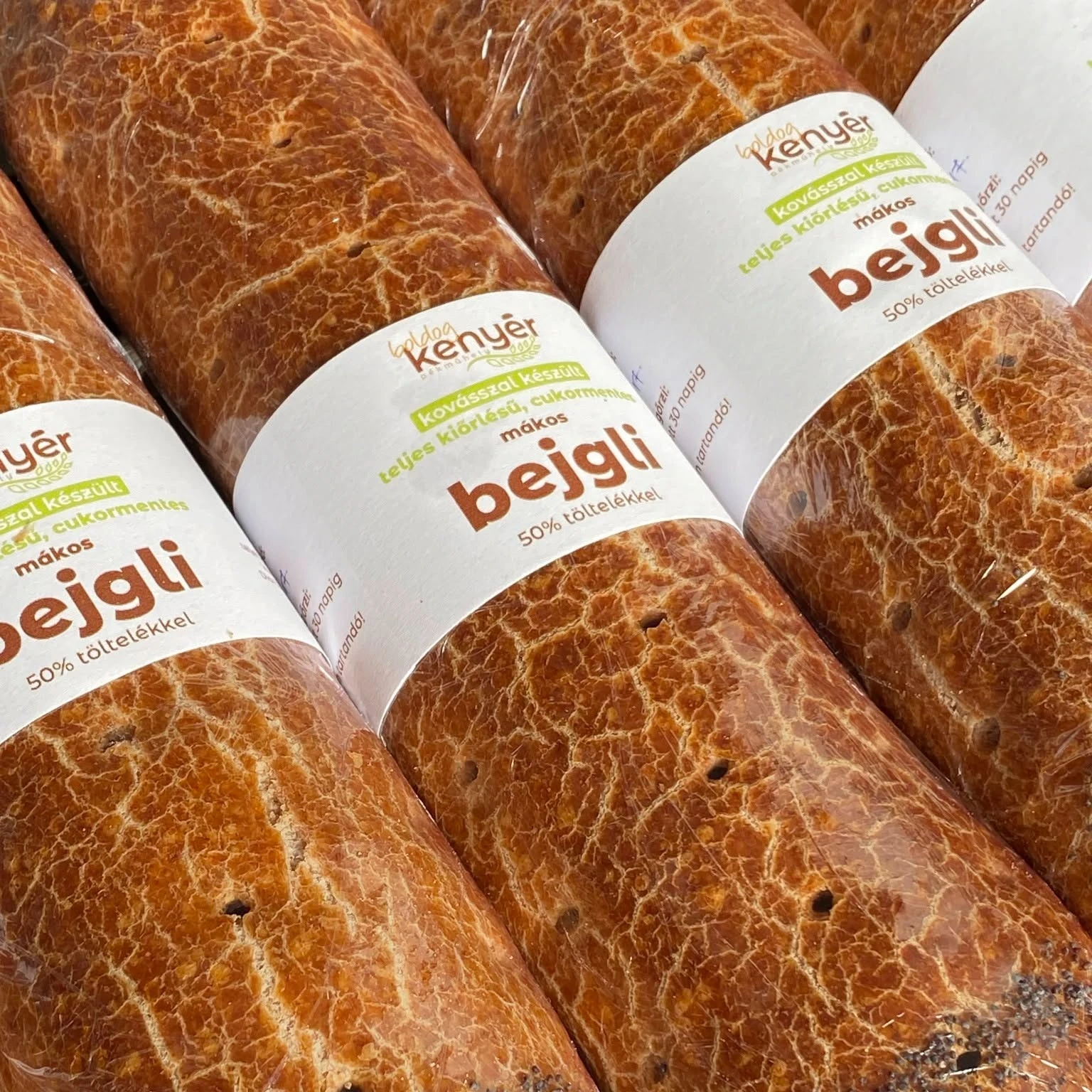 A képen 3 bejgli látható.