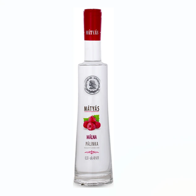 A képen egy üveg Mátyás málna pálinka látható.