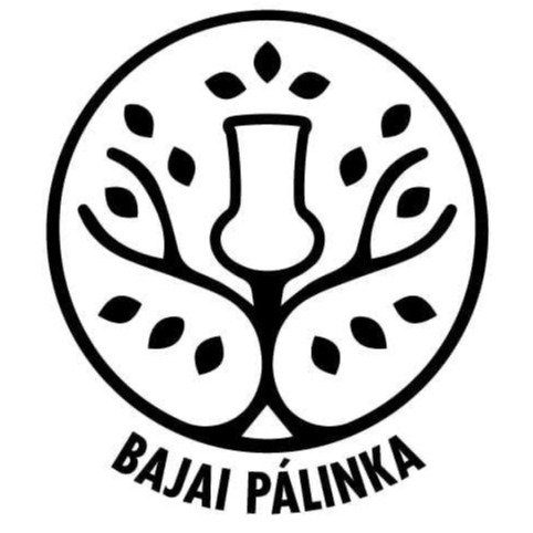 Bajai Pálinka fekete-fehér logója, kör alakú emblémában pálinkás üveggel, faágakat és leveleket idéző motívumokkal, alul a „BAJAI PÁLINKA” felirattal.