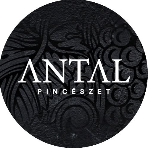 A képen Antal Pincészet felirat fekete motvumos háttérrel.