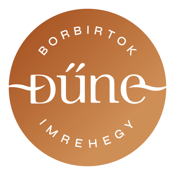 A képen egy kör logó látható sárga színnel, a felirat pedig " Dűne Borbirtok Imrehegy"