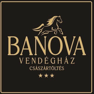 A képen felül egy vágtató ló, alatta Banova Vendégház Császártöltés felirat, ez alatt pedig 3 csillag.