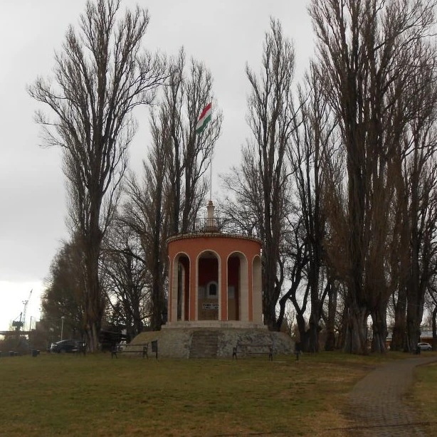 Türr István kilátó országzászlóval - image description