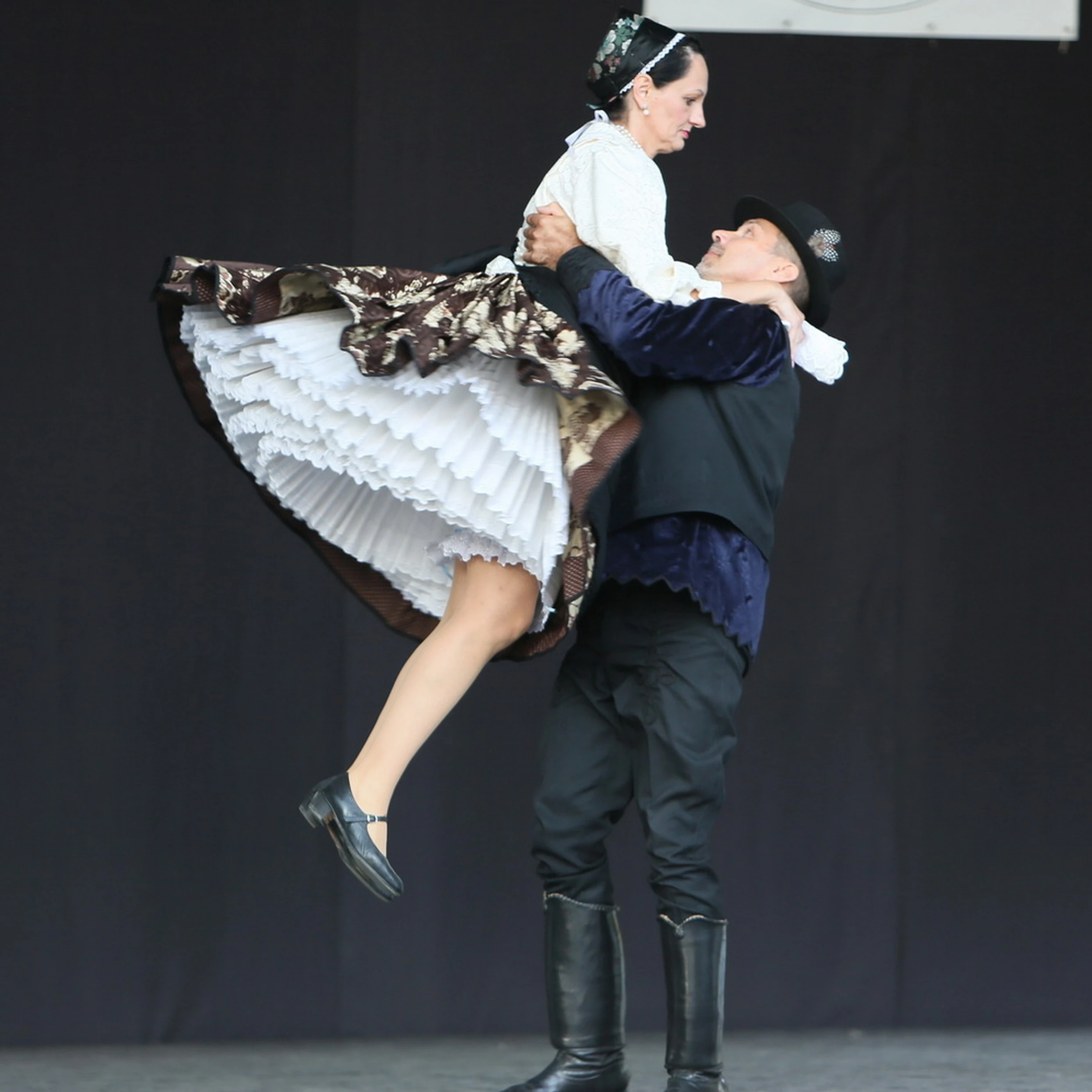 Uszódi táncok – Uszódi Gubbantós - image description