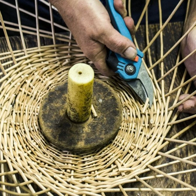 Tiszaalpári kosár- és vesszőfonás - image description