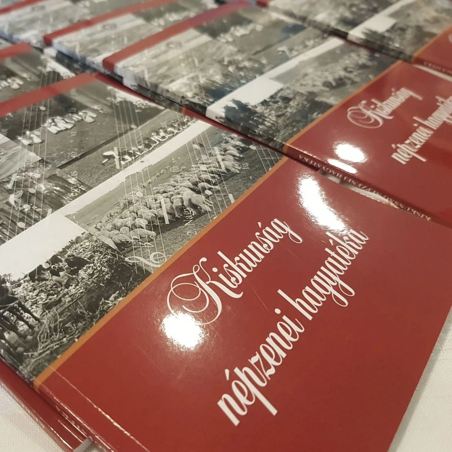 Kiskunság népzenei hagyatéka című könyv és hanganyag - image description