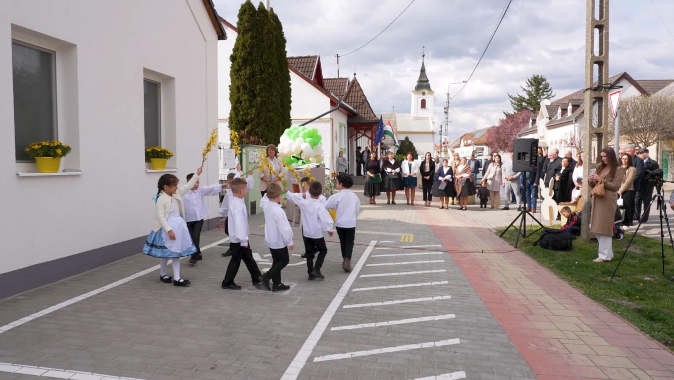 Dunaszentbenedeki minibölcsi átadó